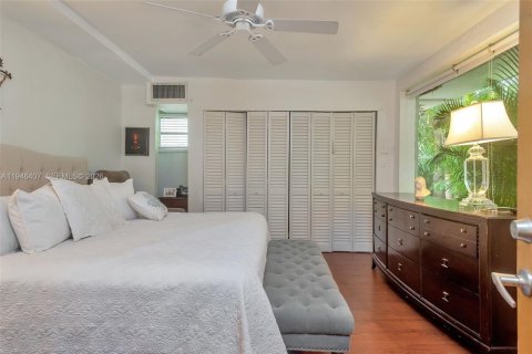 House in South Miami, Florida 6 bedrooms, 320.51 sq.m. № 2002487 - photo 19