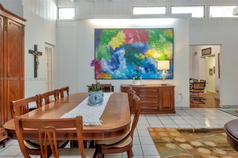 House in South Miami, Florida 6 bedrooms, 320.51 sq.m. № 2002487 - photo 16