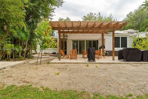 House in South Miami, Florida 6 bedrooms, 320.51 sq.m. № 2002487 - photo 25