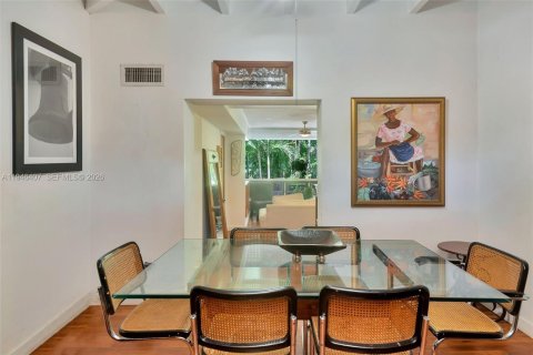 House in South Miami, Florida 6 bedrooms, 320.51 sq.m. № 2002487 - photo 18