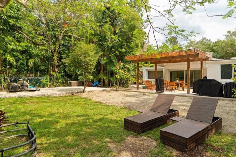 House in South Miami, Florida 6 bedrooms, 320.51 sq.m. № 2002487 - photo 24