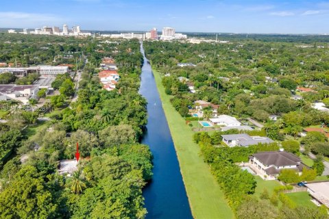 House in South Miami, Florida 6 bedrooms, 320.51 sq.m. № 2002487 - photo 3