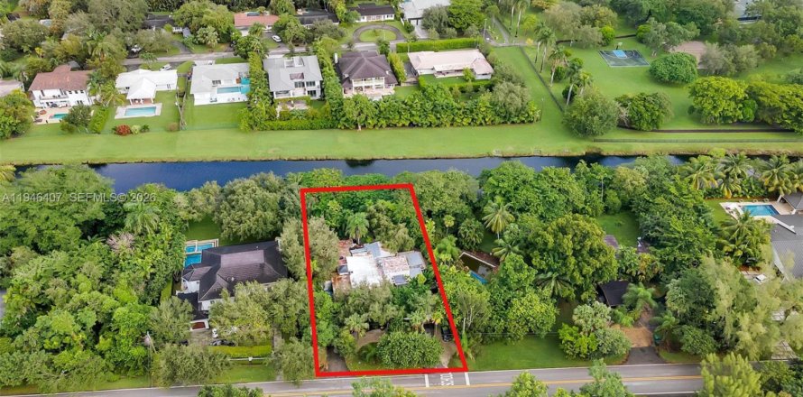 House in South Miami, Florida 6 bedrooms, 320.51 sq.m. № 2002487