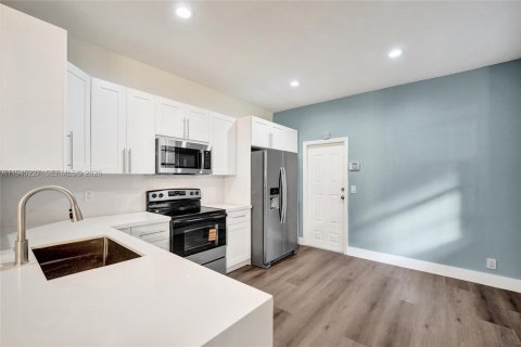 Townhouse in Weston, Florida 4 bedrooms, 161.37 sq.m. № 2003405 - photo 5