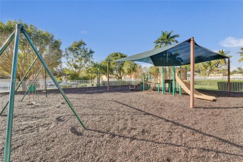 Townhouse in Weston, Florida 4 bedrooms, 161.37 sq.m. № 2003405 - photo 20