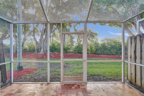 Townhouse in Weston, Florida 4 bedrooms, 161.37 sq.m. № 2003405 - photo 18