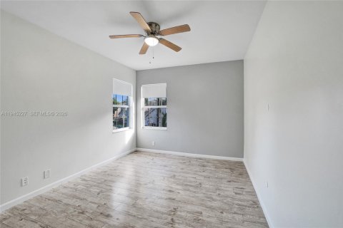 Townhouse in Weston, Florida 4 bedrooms, 161.37 sq.m. № 2003405 - photo 15