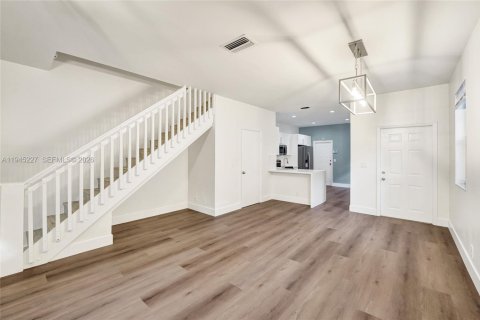 Townhouse in Weston, Florida 4 bedrooms, 161.37 sq.m. № 2003405 - photo 4