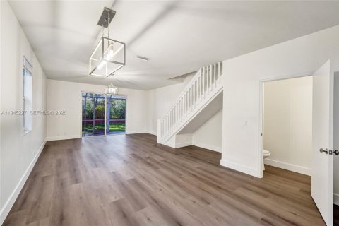 Townhouse in Weston, Florida 4 bedrooms, 161.37 sq.m. № 2003405 - photo 3