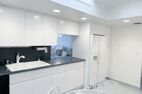 Copropriété à louer à Hallandale Beach, Floride: 2 chambres, 130.06 m2 № 2416097 - photo 2