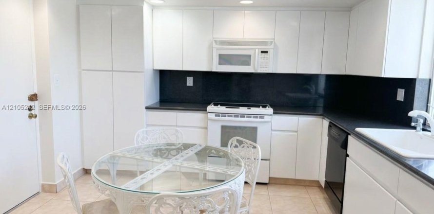 Condo à Hallandale Beach, Floride, 2 chambres  № 2416097