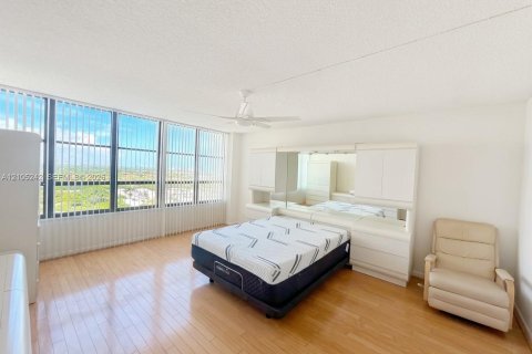 Copropriété à louer à Hallandale Beach, Floride: 2 chambres, 130.06 m2 № 2416097 - photo 7