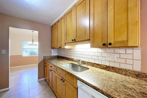 House in Brandon, Florida 4 bedrooms, 168.15 sq.m. № 2391544 - photo 18