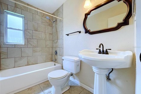 House in Brandon, Florida 4 bedrooms, 168.15 sq.m. № 2391544 - photo 29