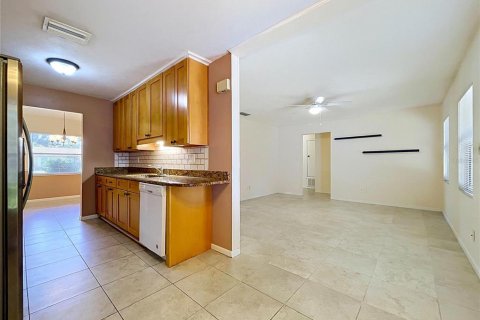 House in Brandon, Florida 4 bedrooms, 168.15 sq.m. № 2391544 - photo 16