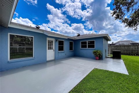 House in Brandon, Florida 4 bedrooms, 168.15 sq.m. № 2391544 - photo 6