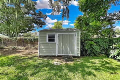 House in Brandon, Florida 4 bedrooms, 168.15 sq.m. № 2391544 - photo 9