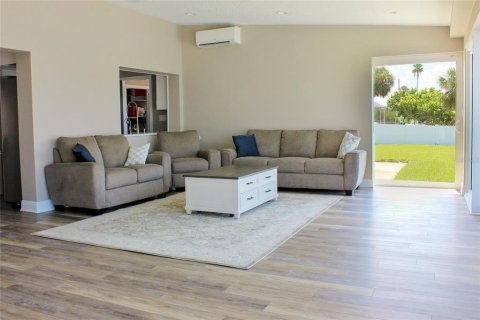 House in New Port Richey, Florida 3 bedrooms, 169.08 sq.m. № 1866263 - photo 10