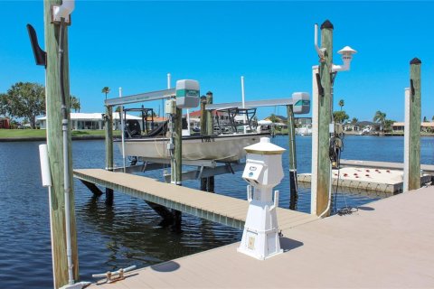 House in New Port Richey, Florida 3 bedrooms, 169.08 sq.m. № 1866263 - photo 18