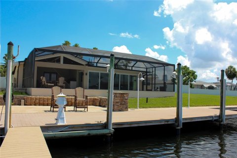 House in New Port Richey, Florida 3 bedrooms, 169.08 sq.m. № 1866263 - photo 19