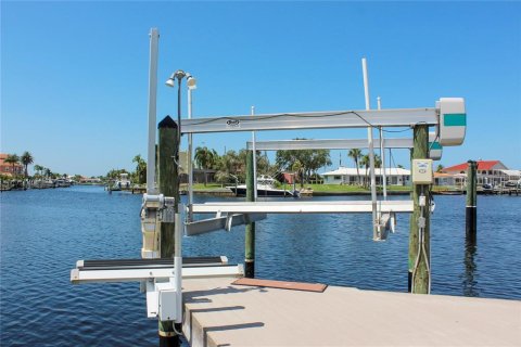 House in New Port Richey, Florida 3 bedrooms, 169.08 sq.m. № 1866263 - photo 21
