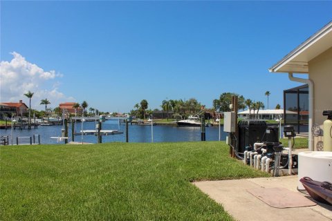 House in New Port Richey, Florida 3 bedrooms, 169.08 sq.m. № 1866263 - photo 25