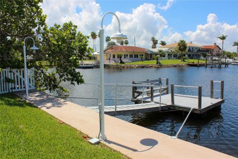 House in New Port Richey, Florida 3 bedrooms, 169.08 sq.m. № 1866263 - photo 22