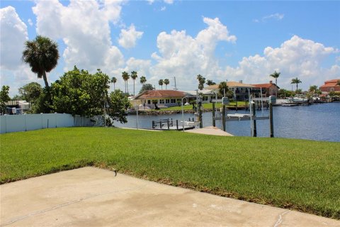 House in New Port Richey, Florida 3 bedrooms, 169.08 sq.m. № 1866263 - photo 26