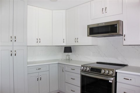 House in New Port Richey, Florida 3 bedrooms, 169.08 sq.m. № 1866263 - photo 6