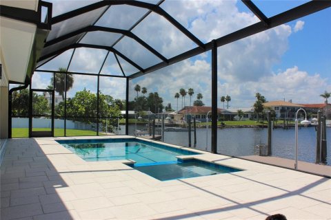 House in New Port Richey, Florida 3 bedrooms, 169.08 sq.m. № 1866263 - photo 14