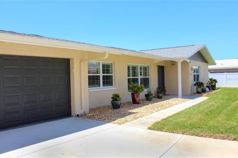 House in New Port Richey, Florida 3 bedrooms, 169.08 sq.m. № 1866263 - photo 2
