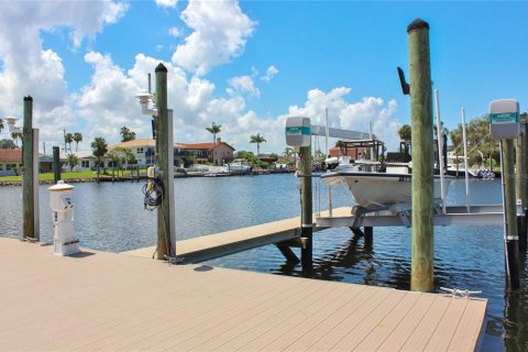 House in New Port Richey, Florida 3 bedrooms, 169.08 sq.m. № 1866263 - photo 17