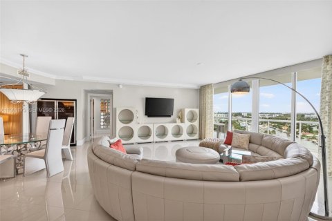 Condo in Pompano Beach, Florida, 3 bedrooms  № 2069483 - photo 13