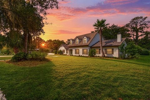 House in Gainesville, Florida 4 bedrooms, 388.61 sq.m. № 2299372
