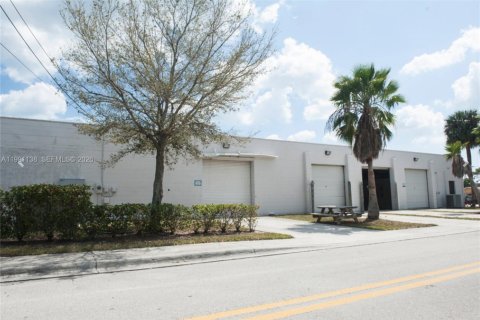 Commercial property in St. Lucie, Florida № 2057446 - photo 3