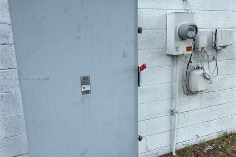 Commercial property in St. Lucie, Florida № 2057446 - photo 8