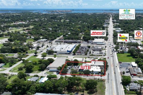 Commercial property in St. Lucie, Florida № 2057446