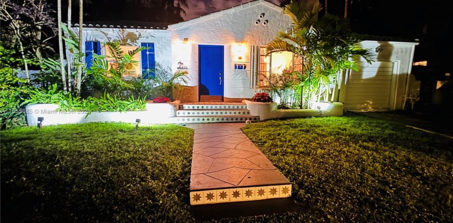 House in Miami, Florida 3 bedrooms № 1811477