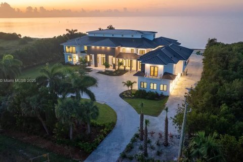 House in Marathon, Florida 9 bedrooms, 1743.13 sq.m. № 1811146 - photo 1