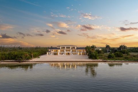 House in Marathon, Florida 9 bedrooms, 1743.13 sq.m. № 1811146 - photo 7