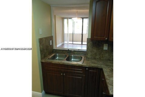 Condo in Miami, Florida, 2 bedrooms № 2081416 - photo 3