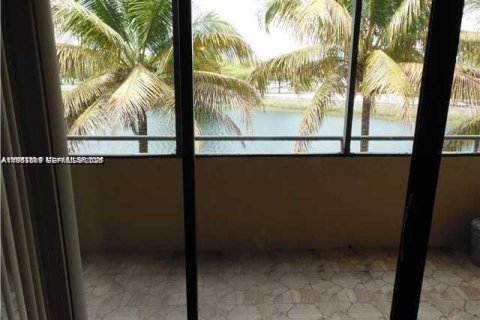 Condo in Miami, Florida, 2 bedrooms № 2081416 - photo 9