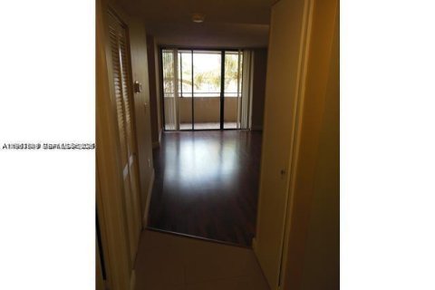 Condo in Miami, Florida, 2 bedrooms № 2081416 - photo 5