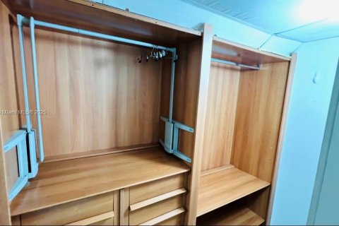 Condo in Miami, Florida, 1 bedroom  № 1932342 - photo 6