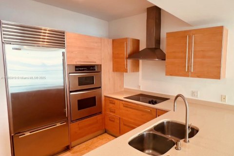 Condo in Miami, Florida, 1 bedroom  № 1932342 - photo 2