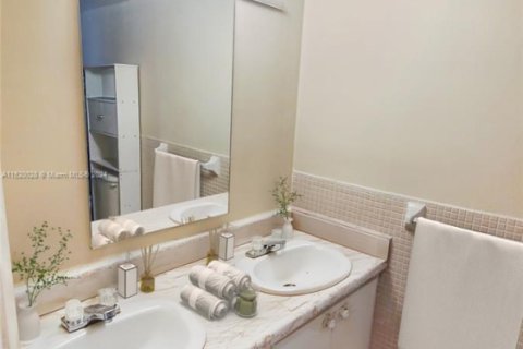 Купить кондоминиум в Майами, Флорида 1 спальня, 65.03м2, № 1702515 - фото 5
