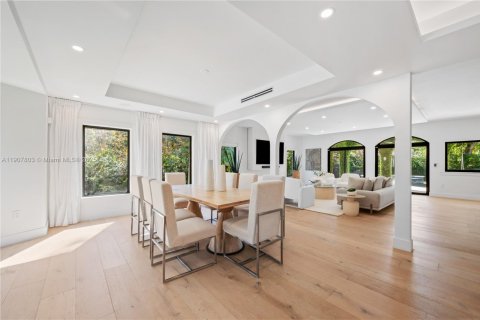 House in South Miami, Florida 4 bedrooms, 300.91 sq.m. № 1966768 - photo 10