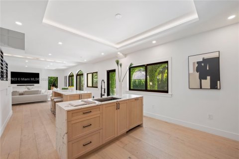 House in South Miami, Florida 4 bedrooms, 300.91 sq.m. № 1966768 - photo 14
