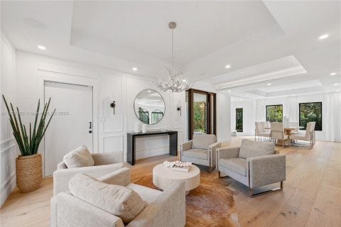 House in South Miami, Florida 4 bedrooms, 300.91 sq.m. № 1966768 - photo 4