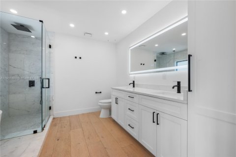 House in South Miami, Florida 4 bedrooms, 300.91 sq.m. № 1966768 - photo 22